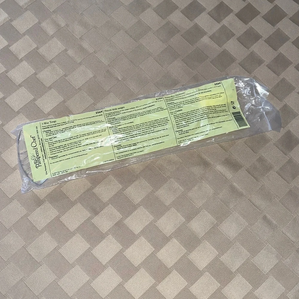 Pampered Chef - #2569 3-Way Tongs - Picture 2 of 2